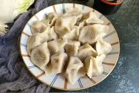 煮冻饺子，不可开水下锅！大厨教你正确做法，个个爽滑筋道不破皮图片