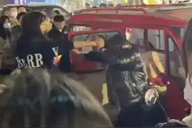 小网红当街殴打底层农妇被定义为肢体冲突是对底层人尊严的践踏图片