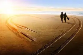 我和老公是人人羡慕的恩爱夫妻，两地分居第3年，我在他的衣柜里发现一件陌生T恤图片