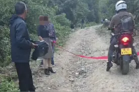 贵阳有村民拉红绳拦车收费，镇政府回应：已训诫谈话，所收75元退还图片