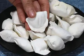 煮冻饺子，冷水下锅还是热水下锅？其实都错了，教你正确做法图片