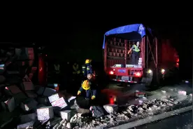 农药有毒！宜春一货车高速侧翻，近10吨农药撒一地！图片