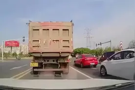 跟在大车后面“误闯”红灯会不会罚？交警给出了正确答案图片