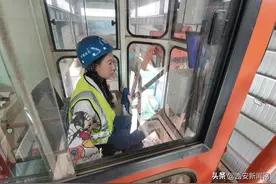 塔吊女司机唐芳娟的工地青春图片