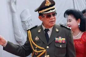 洪森：祖籍广东潮州，用22年升上将衔，点名让儿子接班柬埔寨首相图片