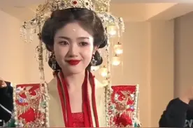 婚礼现场新娘一身凤冠霞帔颜值逆天，网友笑称：这分明是封后大典图片