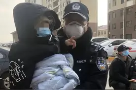 【抗疫一线】网友点赞天津民警：你抱娃的样子真帅！图片