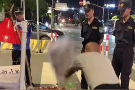 大爷摆摊卖荔枝，遇到城管巡查怒砸荔枝筐，律师：大爷的行为已经违法图片