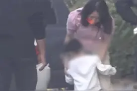 章子怡汪峰带娃出游，围着儿子互动和拍照，弟弟向妈妈撒娇求抱抱图片