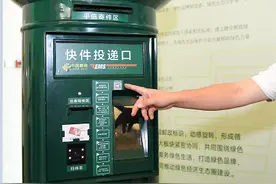 京城现在还有邮筒吗？有！哪怕是空的，邮递员还会按时开筒图片