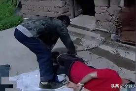 2021年，湖南大叔将妻子关猪圈，用铁链锁11年，称：我都是为了她图片