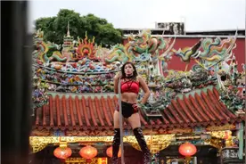魔幻台湾：在妈祖庙前看钢管舞，在送葬队里看比基尼图片