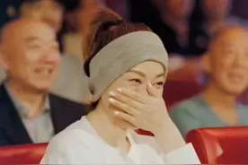 58岁毛阿敏丧夫后首次亮相！身形消瘦眼泛泪光，与友喝酒动作豪迈图片