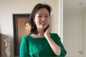 央视主持刘芳菲这次下真功夫了，穿绿裙配红鞋，新造型形象大变样图片