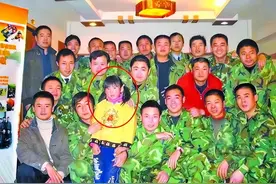 18年前，湖北一女孩被35位武警“爸爸”养大，如今过得怎么样了？图片