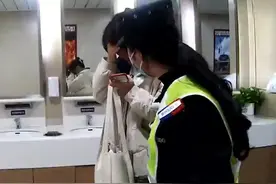 失恋的她在车站崩溃痛哭，女辅警敞开温暖的怀抱图片