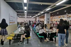 办公室里的明争暗斗：同事分吃的，从来不分我，我狠狠教训了他图片