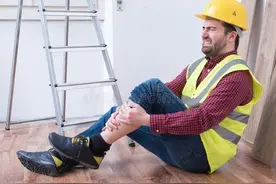 如果发生工伤，一旦骨折后，至少能赔10万元，建议收藏图片