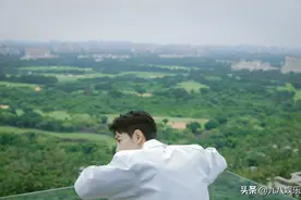 肖战晒库存背影照，工作室“买一赠六”，与粉丝互动其乐融融图片