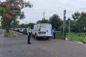 淀山湖旁露营人气旺，公安民警巡防野外区域守护安全图片
