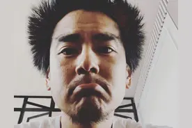 彭于晏彻底放飞自我！蓬头垢面胡子长似头发，晒24张糙汉照引热议图片