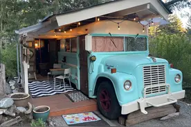 她买下1969年报废校车，将车壳变成13㎡乡下蜗居，网友：是真的服图片