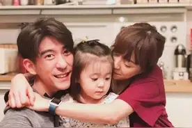 叫爸爸、间接接吻、亲密环抱、十指相扣，没分寸的女星，令人作呕图片