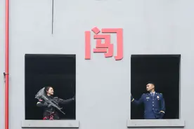 婚纱照界最酷的“蓝色”cp！四川一消防员和特警领证啦图片