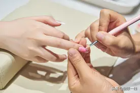 喜欢美甲是人之常情，但是也要适度，当心癌症找上你图片