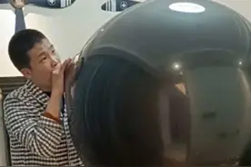 济南15岁自闭症男孩吹气球火出圈，父亲：希望他能扮演成普通人图片