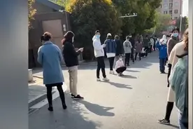 山西一男子为配合做核酸，出门太急错穿鞋，网友们乐了图片