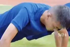 狗狗陪消防员一起做俯卧撑，上演“可爱遇上帅”图片