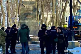 乌克兰首都基辅的尼古拉·瓦图京纪念碑被拆除图片