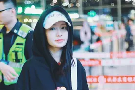 李沁穿20厘米短裙，美得只剩下腿了，穿平底鞋也腿长图片