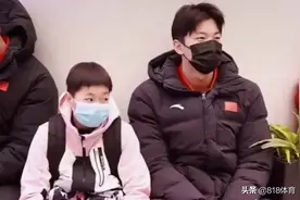 社交牛逼症!全红婵剪短发出征阿联酋,和帅哥汪顺一起候机有说有笑图片