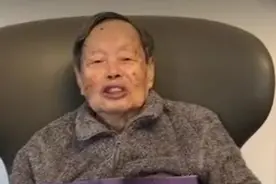 杨振宁的健康已完全康复！翁帆经常陪着他，在别墅附近锻炼身体图片