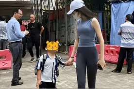 回顾：女子穿瑜伽裤接孩子，男家长频繁回望，网友：这穿着不合适图片