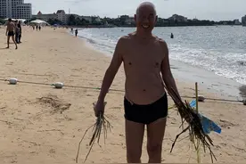 “小事”不小，一干就是47年！青岛海边有位爱捡垃圾的老人图片