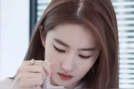 引争议？刘亦菲公开拒绝电视剧邀请，是因为片酬和咖位问题！图片