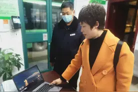 拾金不昧暖人心！公交车长捡到笔记本电脑归还失主图片