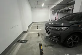 比亚迪车库打滑，雨天环氧地坪千万慢行图片