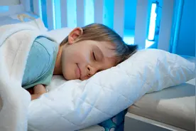 孩子超过这个年龄还尿床，要尽快去看医生图片