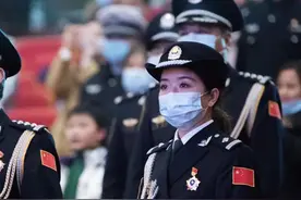 看，这是我第一张警服照图片