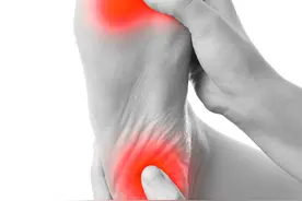 中老年人脚底板疼痛，究竟是啥问题？不出意外，6种可能性最大图片