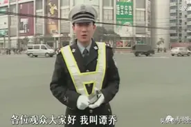 在《谭谈交通》中唱《爱情买卖》的气球哥，如今与谭警官再度会面图片