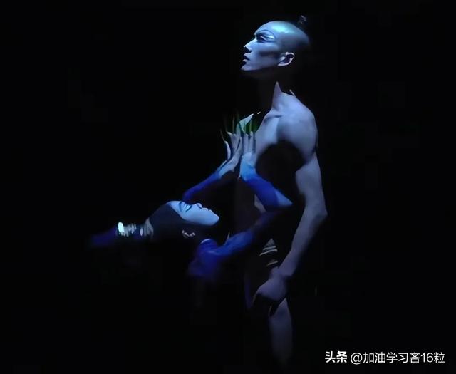 新舞蹈“一丝不挂”惹争议，被摸下体更不害臊，金星质疑是对的。