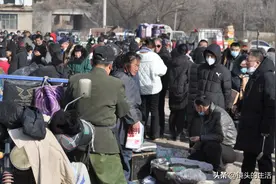 农村大集上不起眼的“小”生意，顾客爆满，看卖的是啥图片