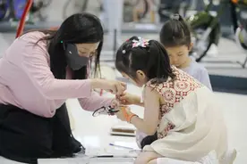 边玩边学！萌娃探索自行车文化，巧手拼装“二八大杠”模型图片