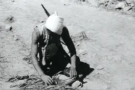 鬼子抓来群众在前面趟地雷，我抗日军民将计就计发明了“蝎子雷”图片