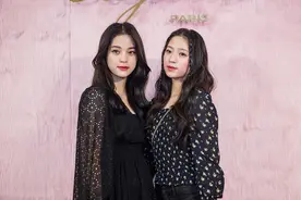 黑色的少女风服装好美，欧阳娜娜和妹妹都喜欢穿，看着太美了图片